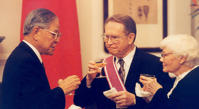 1995李登輝總統頒紫色大綬景勳勳章給薄柔纜醫師