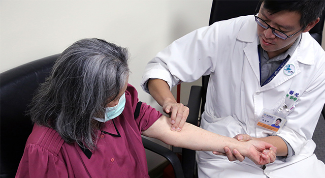 79歲奶奶急性手中風 門諾醫院及時導管手術免截肢!
