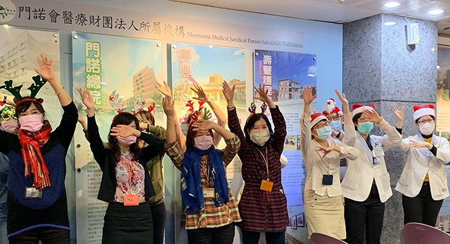門診大廳聖誕快閃 溫馨歡樂撫慰病患心靈