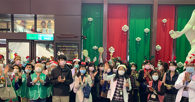 門診大廳聖誕快閃 溫馨歡樂撫慰病患心靈
