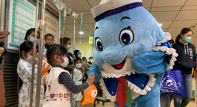 門診大廳聖誕快閃 溫馨歡樂撫慰病患心靈