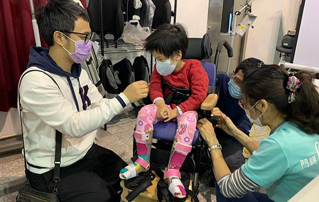 為助肌萎症女兒復健 慈父投考物理治療系