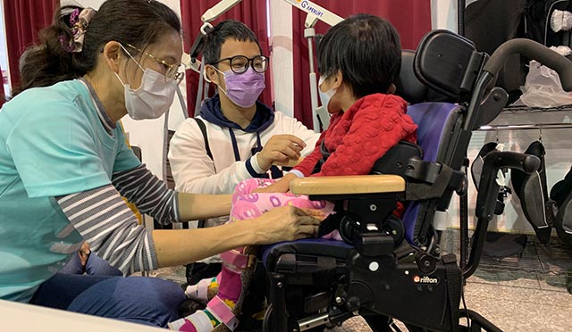為助肌萎症女兒復健 慈父投考物理治療系
