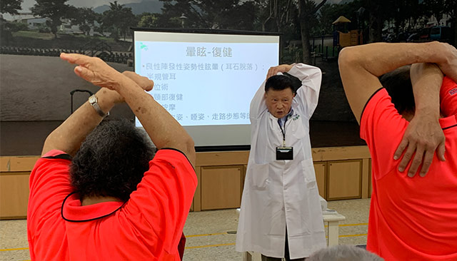 眩暈怎麼辦? 門諾醫師衛教帶民眾做復健操