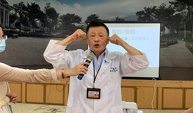 眩暈怎麼辦? 門諾醫師衛教帶民眾做復健操