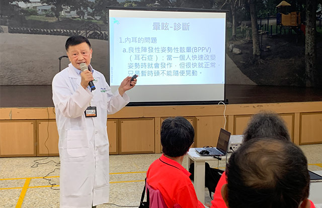 眩暈怎麼辦? 門諾醫師衛教帶民眾做復健操
