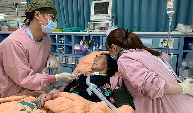 呼吸治療師善用巧思 助神經肌肉病變患者開口說話