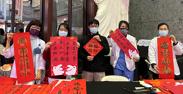 連續8年!護理師揮毫寫春聯義賣助護理培育
