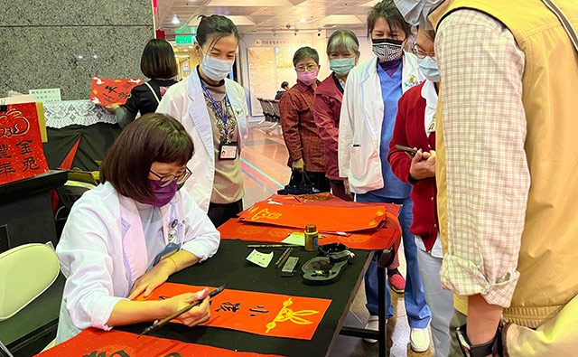 連續8年!護理師揮毫寫春聯義賣助護理培育