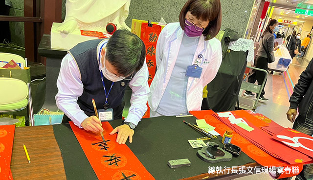 連續8年!護理師揮毫寫春聯義賣助護理培育
