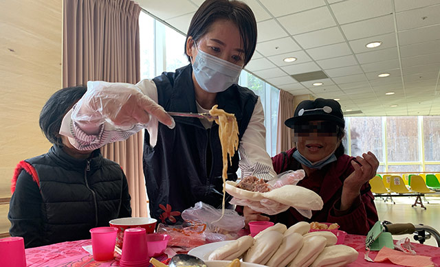 門諾壽豐分院大廳圍爐 元大志工體貼長輩超暖心